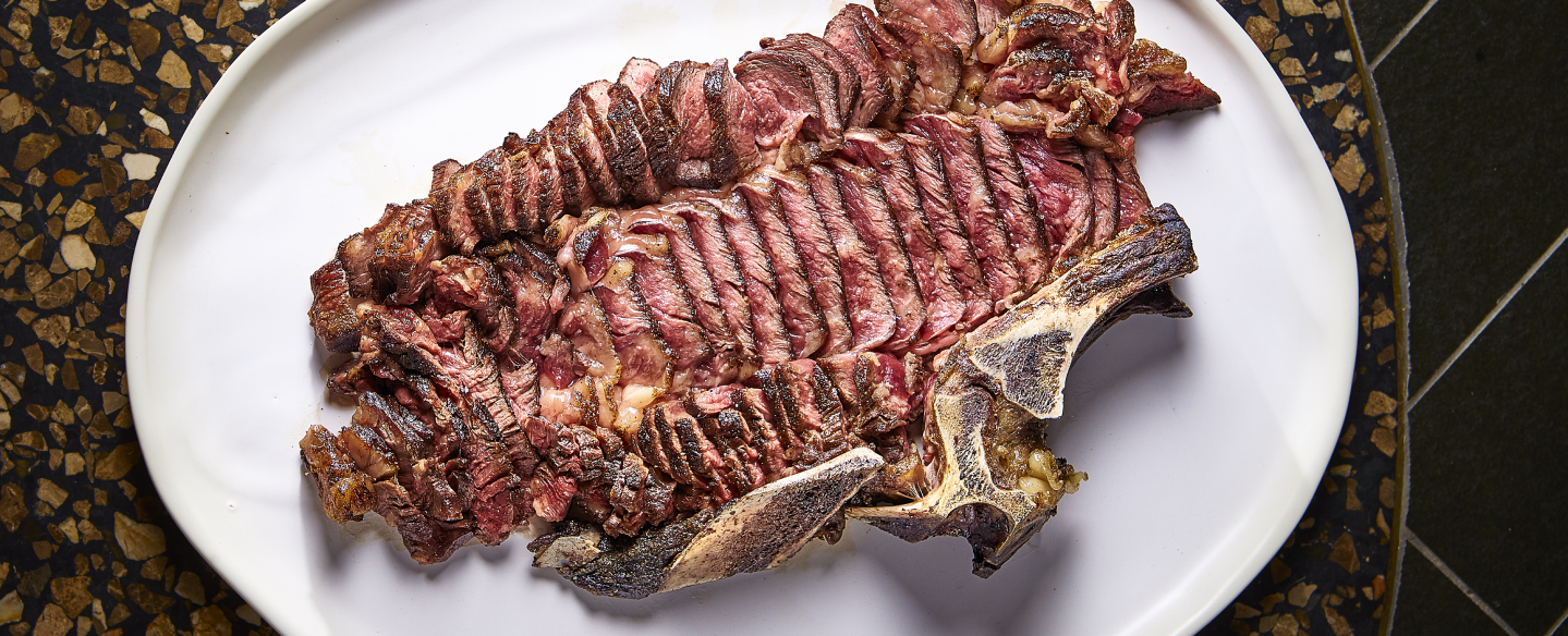 Fotografía de un plato de bistec de Leña, restaurante seleccionado por Michelin en el complejo Puente Romano de Marbella (España) | Crédito: https://grupodanigarcia.com