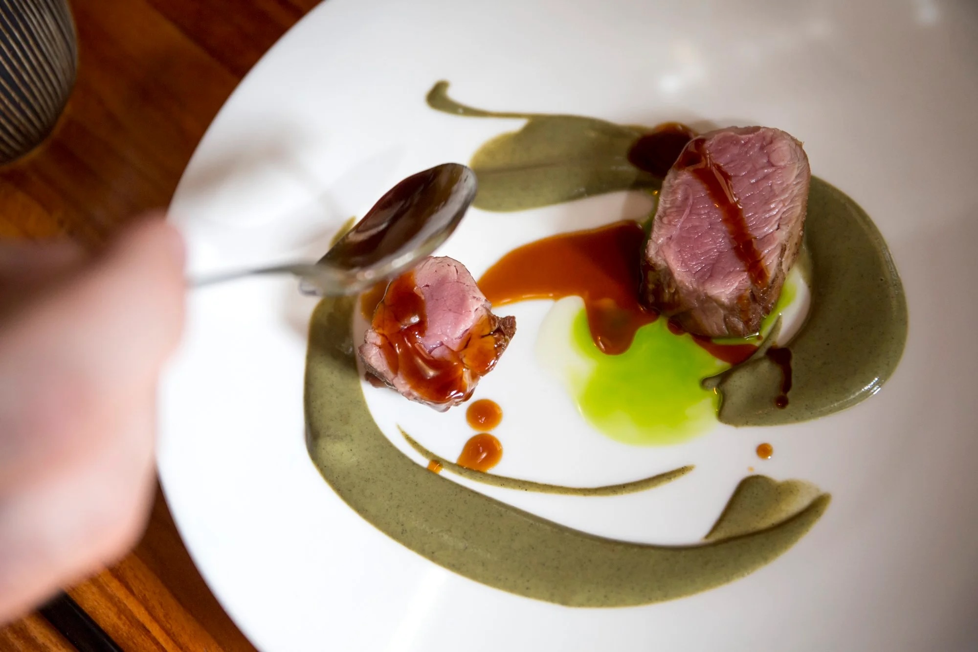 Fotografía de un plato de carne servido en Kava, restaurante seleccionado por Michelin en Marbella, España | Crédito: https://www.guiarepsol.com/