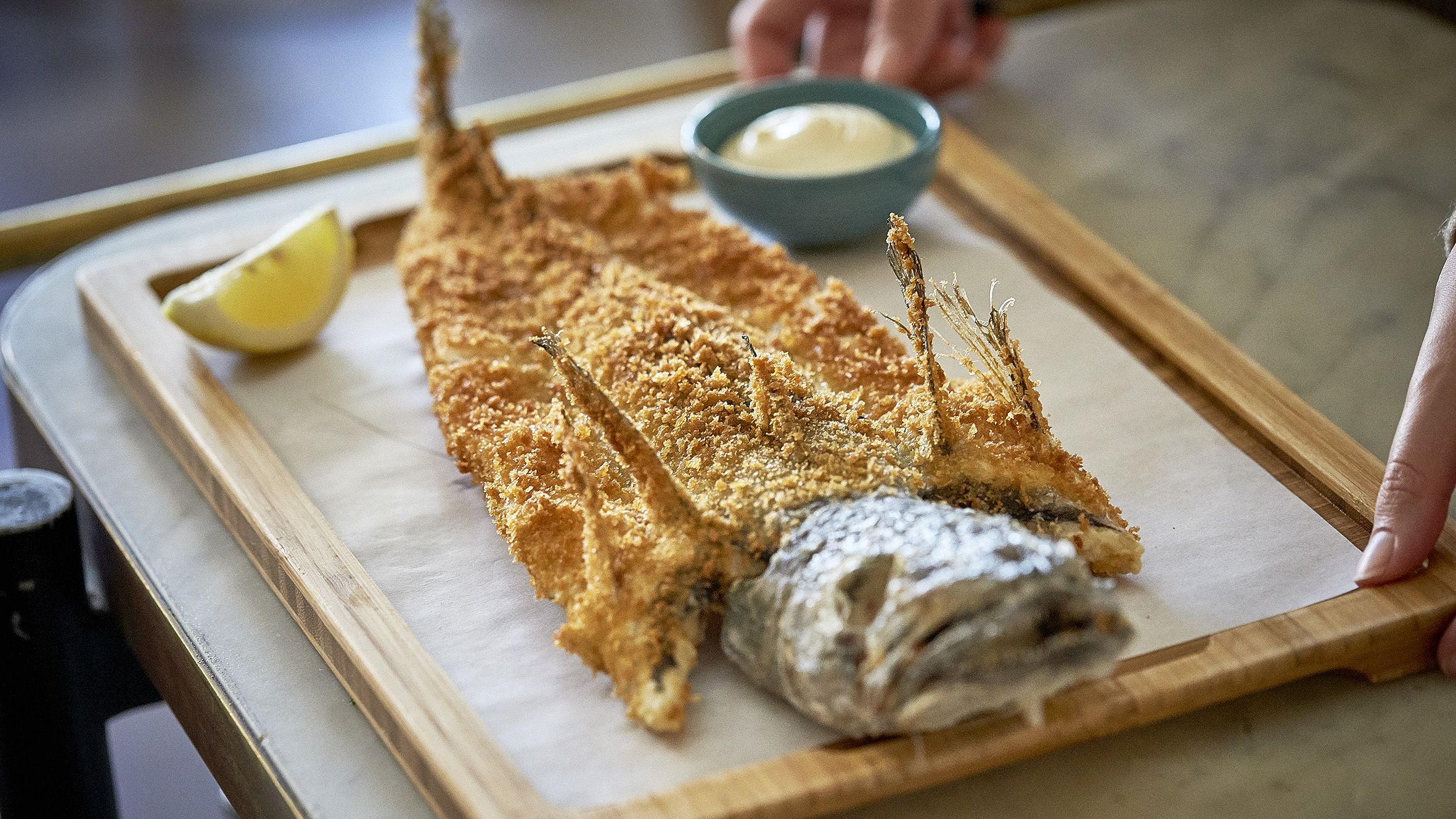 Fotografía de un plato de pescado en Lobito de Mar, restaurante seleccionado por Michelin en Marbella, España | Crédito: https://www.thefork.es/